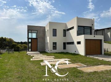 Casa · 215m² · 5 Ambientes · 1 Cochera · Casa en Venta en Costa Esmeralda