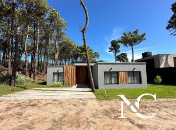 Casa · 230m² · 5 Ambientes · Casa en Venta en Barrio Pioneros