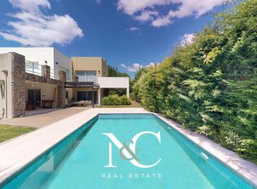 Casa · 330m² · 6 Ambientes · 2 Cocheras · Casa en Venta en Fincas de Iraola I, Hudson