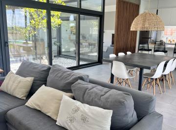 Casa · 200m² · 3 Ambientes · 4 Cocheras · Casa Alquiler Barrio Santa Barbara