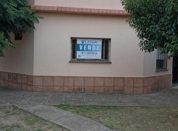 Casa · 126m² · 5 Ambientes · 2 Cocheras · Casa 5 Ambientes en Esquina en Venta con Departamento Independiente - El Palomar