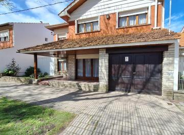 Casa · 194m² · 5 Ambientes · 1 Cochera · Casa en Miramar a m de La Peatonal. Zona 4