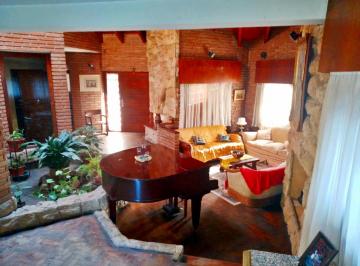 Casa · 368m² · 3 Dormitorios · 2 Cocheras · Casa en Venta en Cerro de Las Rosas, Ideal Uso Comercial por Su Estratégica Ubicación