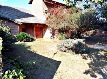 Casa · 368m² · 3 Dormitorios · 2 Cocheras · Casa en Venta en Cerro de Las Rosas, Ideal Uso Comercial por Su Estratégica Ubicación