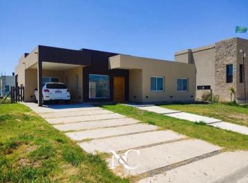 Casa · 120m² · 4 Ambientes · 2 Cocheras · Casa en Venta en Santa Clara Al Sur Canning