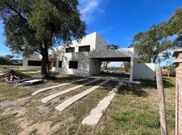 Casa · 200m² · 3 Dormitorios · 2 Cocheras · Venta Casa en Valle del Golf 3 Dorm. y Pileta a Estrenar