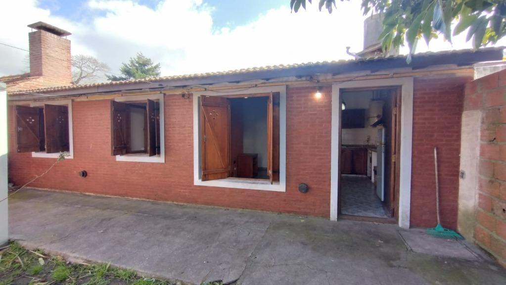 Tres ambientes, un baño, quincho/garage, patio, todos los servicios