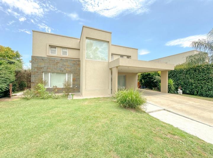 Casa · 196m² · 5 Ambientes · 2 Cocheras