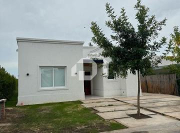 Casa · 135m² · 4 Ambientes · 2 Cocheras · Casa en Venta en Vila Marina, Villanueva, Tigre