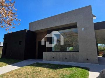 Casa · 247m² · 5 Ambientes · 2 Cocheras · Casa en Venta en Alvear de Benavidez, Benavidez