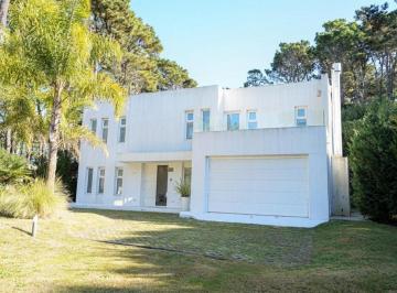 Casa · 212m² · 4 Ambientes · 1 Cochera · Casa en Pinamar Shaw