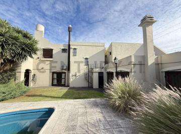 Casa · 360m² · 6 Ambientes · Venta Casa 6 Ambientes en Castelar Norte con Pileta