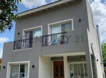 Casa · 120m² · 5 Ambientes · 1 Cochera · Casa en Renta