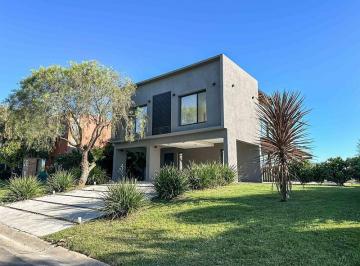 Casa · 202m² · 5 Ambientes · 1 Cochera · Excelente Casa a Estrenar en Venta.