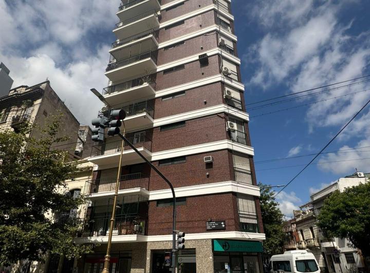 Departamento de 4 Ambientes + Dep. de Servicio - Av Montes de Oca Al 1200