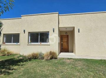 Casa · 147m² · 4 Ambientes · 2 Cocheras · Casa en Venta en Santa Elena, Pilar del Este, Pilar