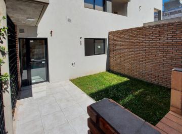 Jardín con parrillero · Alquiler PH un Dormitorio con Patio, Parrillero y Cochera