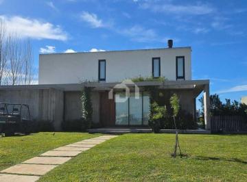 Casa · 170m² · 4 Ambientes · 2 Cocheras · Casa en Venta en San Sebastian, Escobar, G. B. a. Zona Norte