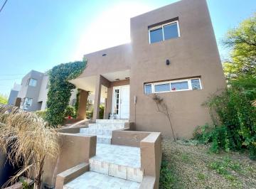 Casa · 212m² · 3 Ambientes · 2 Cocheras · Casa en Venta La Estanzuela - 3 Dorm. - Pileta - La Mejor Ubicación!