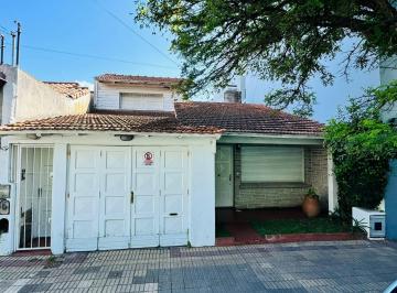 Casa · 286m² · 4 Ambientes · 2 Cocheras · Chalet en Garay 1800 de Tres Ambientes + Dpto 2 Ambientes