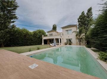 Casa de 7 ambientes, Río Cuarto · Venta Doppia Real Estate - Exclusiva Casa de Categoría en Barrio Cerrado