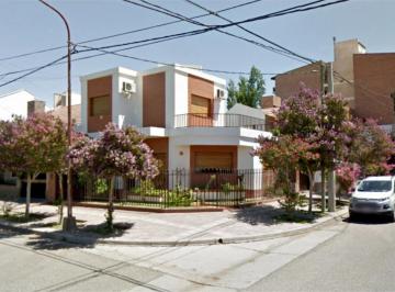 Casa · 120m² · 5 Ambientes · 2 Cocheras · Casa en Venta!