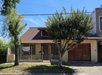 Casa · 194m² · 5 Ambientes · 1 Cochera · Chalet en Quilmes Oeste