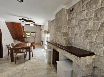 Casa · 194m² · 5 Ambientes · 1 Cochera · Chalet en Quilmes Oeste
