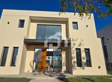 Casa · 221m² · 5 Ambientes · 2 Cocheras · Casa en Venta en San Pablo, Pilar, G. B. a. Zona Norte