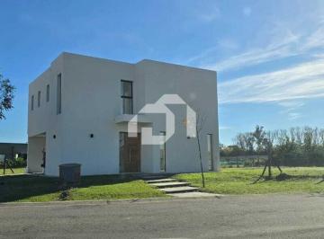 Casa · 163m² · 5 Ambientes · 4 Cocheras · Casa en Venta en San Pablo, Pilar, G. B. a. Zona Norte
