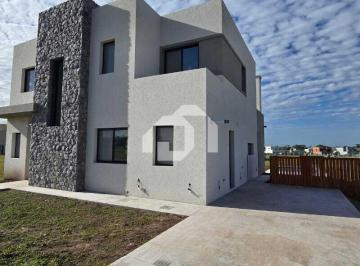 Casa · 170m² · 5 Ambientes · 3 Cocheras · Casa en Venta en Santa Elisa, Pilar del Este