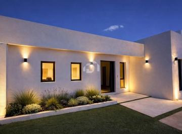 Casa · 132m² · 4 Ambientes · 3 Cocheras · Casa en Venta en San Ramiro, Pilar del Este, Pilar