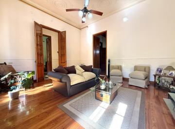 Casa · 265m² · 6 Ambientes · Casa Al Frente de 3 Dorm.