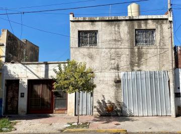 Casa · 205m² · 6 Ambientes · 1 Cochera · Venta Casa a Refaccionar en Av Bulnes