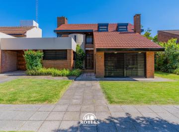Casa · 271m² · 5 Ambientes · 3 Cocheras · Chalet en El Barrio Pinos de Anchorena