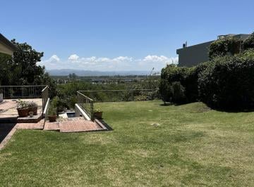 Casa · 450m² · 10 Ambientes · 3 Cocheras · Casa en Cerro de Las Rosas con Excelentes Vistas Al Kempes y Las Cierras