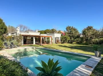 Casa · 140m² · 4 Ambientes · Casa en Venta en Altamira, 4 Ambientes, Pileta, Tigre.