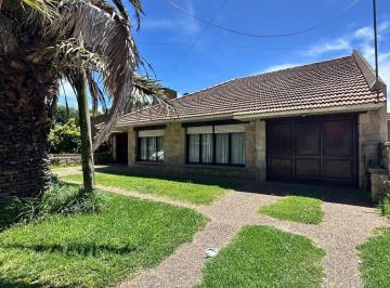 Casa · 352m² · 5 Ambientes · 2 Cocheras · Chalet en Barrio Caisamar