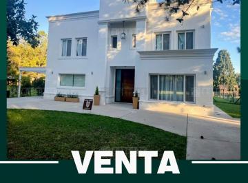 Casa · 230m² · 1 Cochera · Casa Italiana en Club de Campo La Taquara, Cañuelas