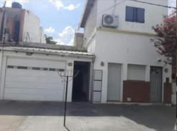 Casa de 2 ambientes, Córdoba · En Venta - Casa + 2 Departamentos - Barrio Zumarán - Excelente Oportunidad!