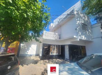 Casa · 166m² · 7 Ambientes · 1 Cochera · Casa en Venta en La Zona de Dorrego!