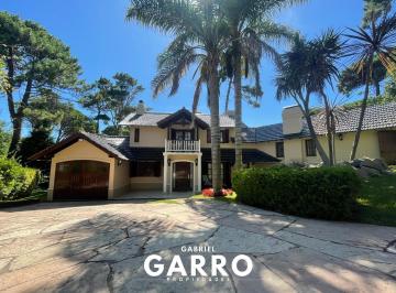 Casa · 300m² · 5 Ambientes · 8 Cocheras · Chalet en Venta a Cinco Cuadras del Mar. Pinamar Norte