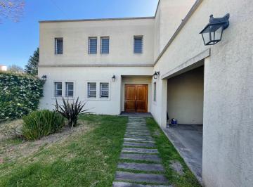 Casa de 6 ambientes, Escobar · Venta Permuta Casa con Pileta / Habitación en Suite /quincho / Oportunidad