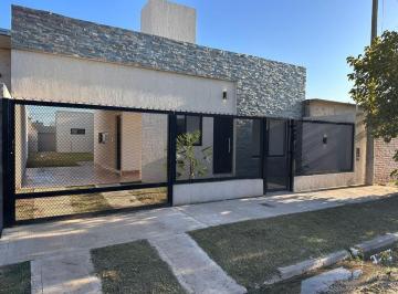 Casa · 140m² · 4 Ambientes · 2 Cocheras · Venta Casa Santa Fe - Barrio Esmeralda