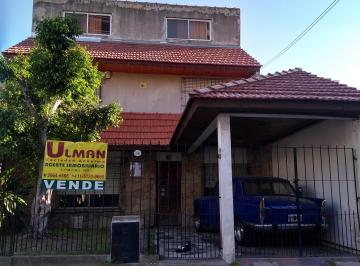 Vista frente · Vendo Financio Casa Ideal Dos Familias. Wilde Centro!