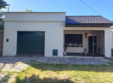 Casa · 120m² · 4 Ambientes · 1 Cochera · Casa Chalet en Venta en Banfield, Lomas de Zamora, G. B. a. Zona Sur