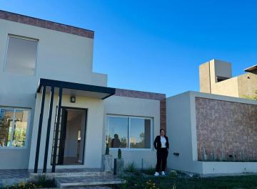 Casa · 246m² · 9 Ambientes · 3 Cocheras · Hermosa Casa a Estrenar en Villa Residencial Bela Vista Rio Ceballos