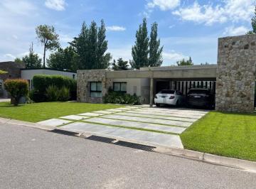 Casa · 241m² · 5 Ambientes · 4 Cocheras · Venta de Casas 5 Ambientes, Casco de Alvarez, Moreno.