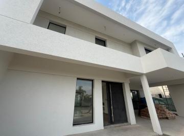 Casa · 330m² · 5 Ambientes · 2 Cocheras · Casa en Venta de 4 Dorm. con Piscina