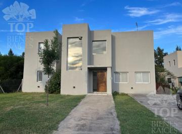 Casa · 170m² · 5 Ambientes · 2 Cocheras · Casa en Venta Ubicado en San Matias, Escobar, G. B. a. Zona Norte